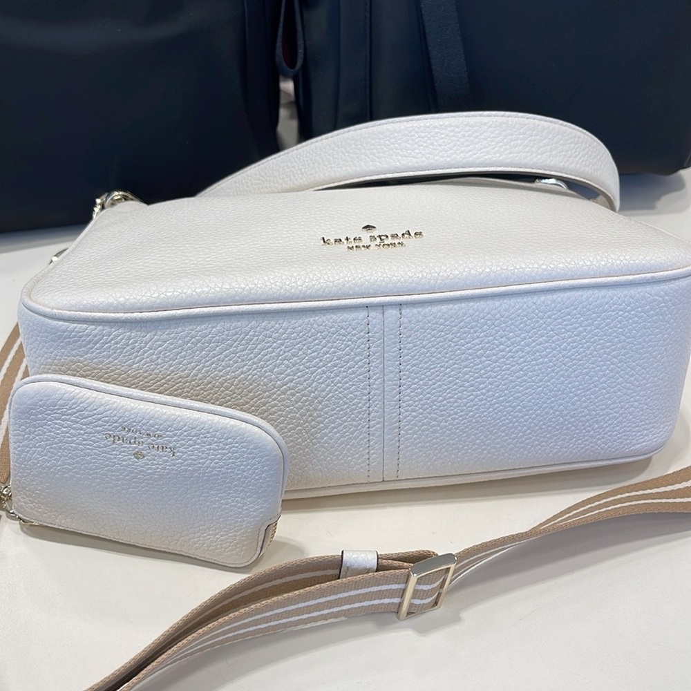 Kate Spade Rosie Shoulder Bag With Tech Attachment AirPod
Parchment
NWT - Picture 11 of 16
